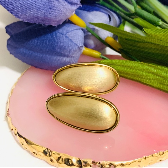 🌹Vintage Monet gold oval shape clip on earring - Picture 12 of 15